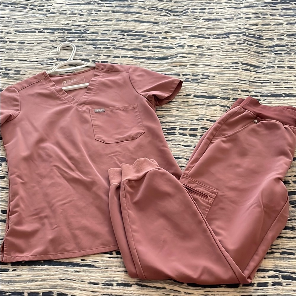 Figs PINK Scrub Set (Catarina 1-pocket Scrub top + skinny higher-rise joggers)